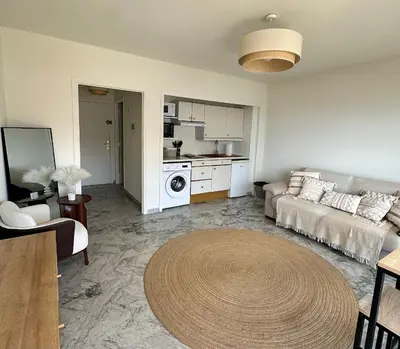 Cuisine ou kitchenette dans l'établissement Superbe Studio plein centre de Juan les pins 500m des plages