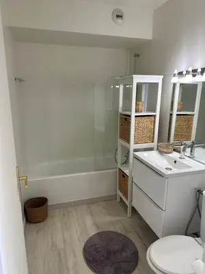 Salle de bains dans l'établissement Superbe Studio plein centre de Juan les pins 500m des plages