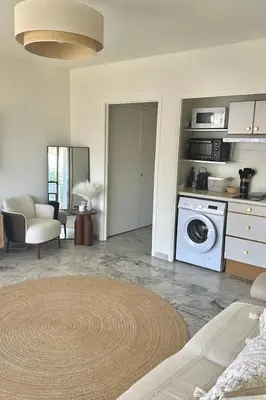 Cuisine ou kitchenette dans l'établissement Superbe Studio plein centre de Juan les pins 500m des plages