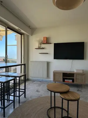 Télévision ou salle de divertissement dans l'établissement Superbe Studio plein centre de Juan les pins 500m des plages