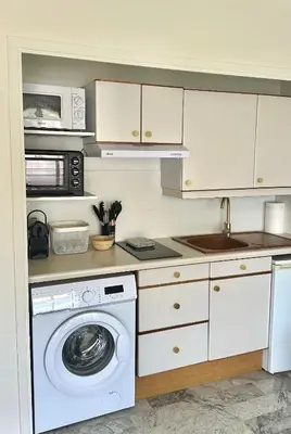 Cuisine ou kitchenette dans l'établissement Superbe Studio plein centre de Juan les pins 500m des plages