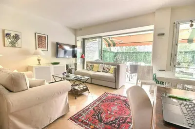 Télévision ou salle de divertissement dans l'établissement magnifique 2 pièces parc de la croisette