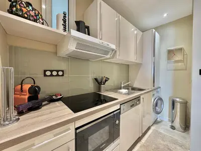 Cuisine ou kitchenette dans l'établissement 1-bedroom apartment with balcony and sea view on La Croisette