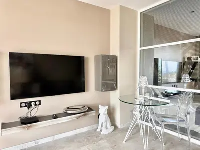 Télévision ou salle de divertissement dans l'établissement 1-bedroom apartment with balcony and sea view on La Croisette