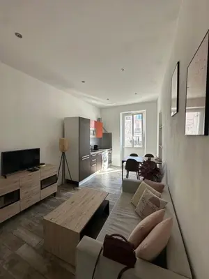 Télévision ou salle de divertissement dans l'établissement Cozy Apartment Old Antibes