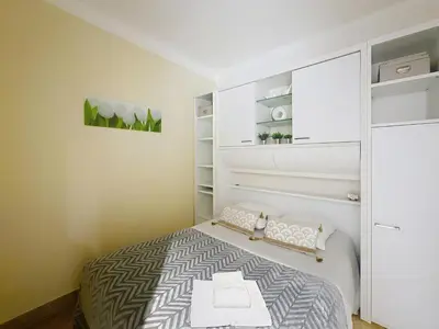 Un ou plusieurs lits dans un hébergement de l'établissement 1-bedroom apartment with sea view on La Croisette