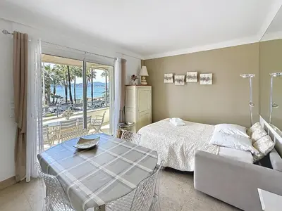 Un ou plusieurs lits dans un hébergement de l'établissement 1-bedroom apartment with sea view on La Croisette