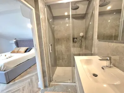 Salle de bains dans l'établissement Luxury 3 bed 2 bath flat Cannes Croisette