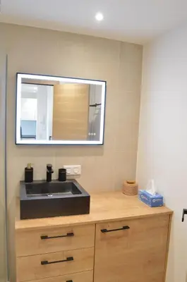 Cuisine ou kitchenette dans l'établissement Appartement 2P vue mer Antibes