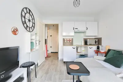 Cuisine ou kitchenette dans l'établissement Studio with a 20sqm terrace 10min from la Croisette