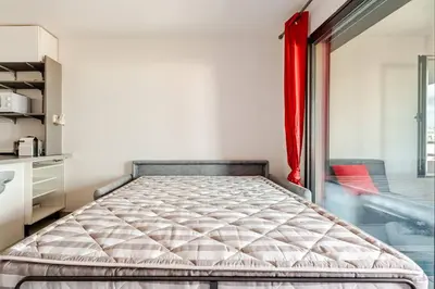 Un ou plusieurs lits dans un hébergement de l'établissement Juan-les-Pins moderne studio, sea view