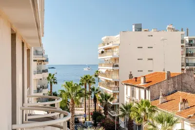Vue générale sur la mer ou vue sur la mer prise depuis l'appartement