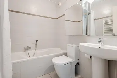 Salle de bains dans l'établissement Juan-les-Pins moderne studio, sea view