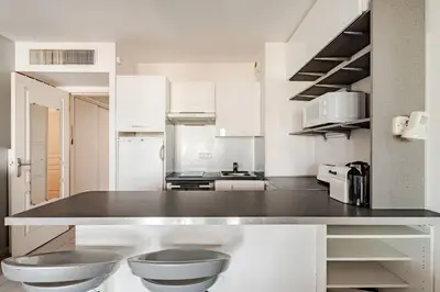 Cuisine ou kitchenette dans l'établissement Juan-les-Pins moderne studio, sea view
