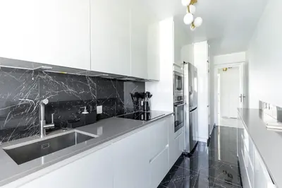 Cuisine ou kitchenette dans l'établissement Luxurious Apartment with Sea and Carlton View