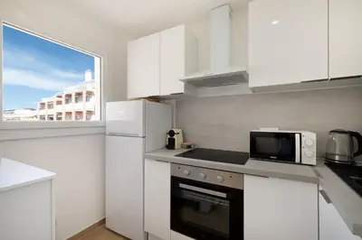 Cuisine ou kitchenette dans l'établissement Saint Honorât, Juan Les Pins Antibes Terrasse