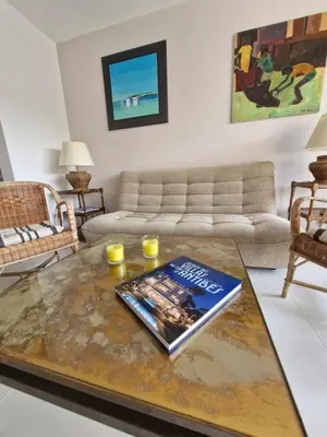Coin salon dans l'établissement Grand 3 chambres quartier Pinède Juan