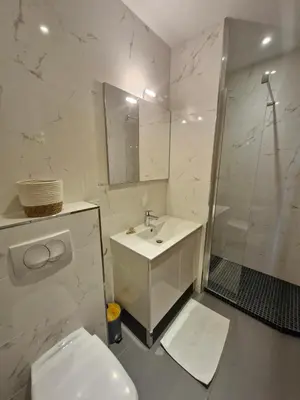 Salle de bains dans l'établissement Grand 3 chambres quartier Pinède Juan