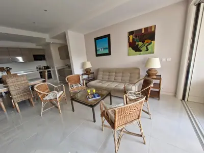 Cuisine ou kitchenette dans l'établissement Grand 3 chambres quartier Pinède Juan