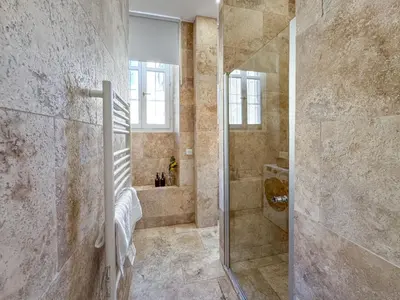 Salle de bains dans l'établissement Bel appartement rénové - Jardin et Parking - DA