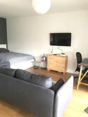 Télévision ou salle de divertissement dans l'établissement Antibes apartment, 700m beach and parking