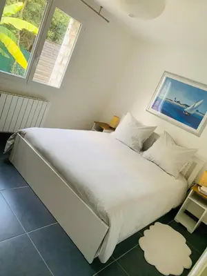 Un ou plusieurs lits dans un hébergement de l'établissement NEW renovated spacious 2 BR Apt AC 300m from Beach