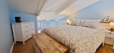 Un ou plusieurs lits dans un hébergement de l'établissement Lovely one bedroom apartment in the old town of Antibes