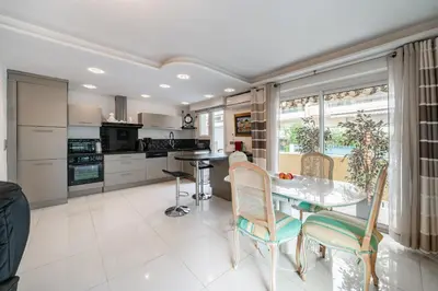 Cuisine ou kitchenette dans l'établissement 3 pièces au calme avec terrasses et verdure
