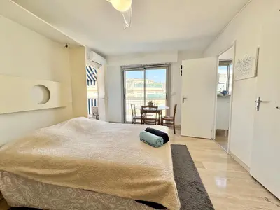 Un ou plusieurs lits dans un hébergement de l'établissement Le Doris , studio climatisé proche bord de mer