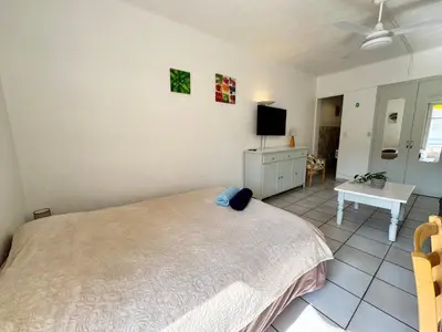 Télévision ou salle de divertissement dans l'établissement L'helios studio au calme centre et mer
