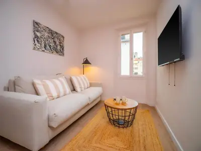 Télévision ou salle de divertissement dans l'établissement #302-Heart of Vieil Antibes - Place Nationale-High-End Newly Renovated & Furnished Appartment