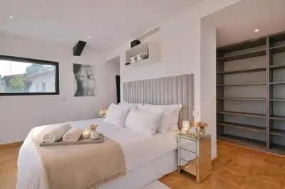 Un ou plusieurs lits dans un hébergement de l'établissement Villa Bella Vista # Piscine - Luxe et Sérénité au Cœur du Cannet