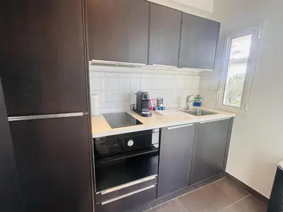 Cuisine ou kitchenette dans l'établissement One bedroom apartment with a sea view right by the Croisette beaches and the center of Cannes. - 2287