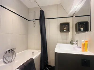 Salle de bains dans l'établissement One bedroom apartment with a sea view right by the Croisette beaches and the center of Cannes. - 2287