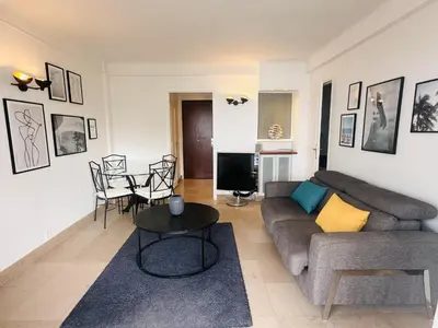 Coin salon dans l'établissement One bedroom apartment with a sea view right by the Croisette beaches and the center of Cannes. - 2287