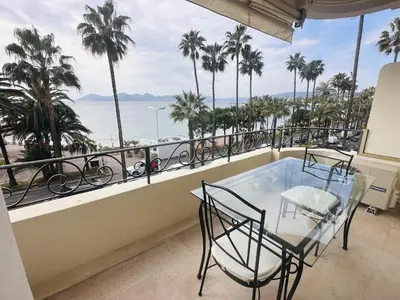 Balcon ou terrasse dans l'établissement One bedroom apartment with a sea view right by the Croisette beaches and the center of Cannes. - 2287