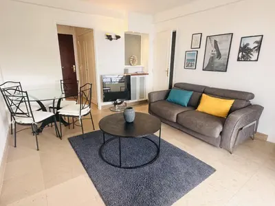 Coin salon dans l'établissement One bedroom apartment with a sea view right by the Croisette beaches and the center of Cannes. - 2287