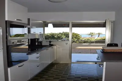 Cuisine ou kitchenette dans l'établissement Apartment in Golfe Juan with Sea View