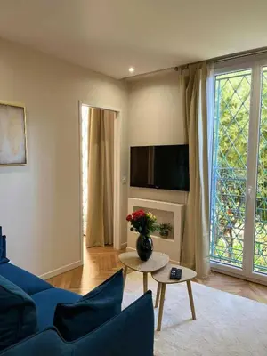 Télévision ou salle de divertissement dans l'établissement Modern apartment -2BDR 6P - 300m from the BEACH