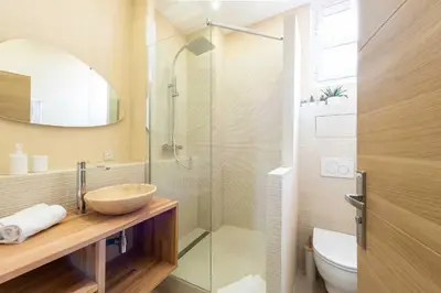 Salle de bains dans l'établissement Modern apartment -1BDR 4P - 300m from the BEACH