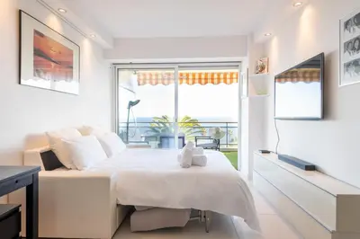 Un ou plusieurs lits dans un hébergement de l'établissement Apartment with Terrace Pool & Beach Access