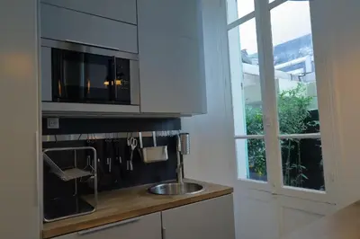 Cuisine ou kitchenette dans l'établissement First floor apartment fully renovated