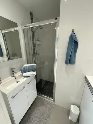 Salle de bains dans l'établissement Bel appartement Vue sur la Marina Classé 3 étoiles