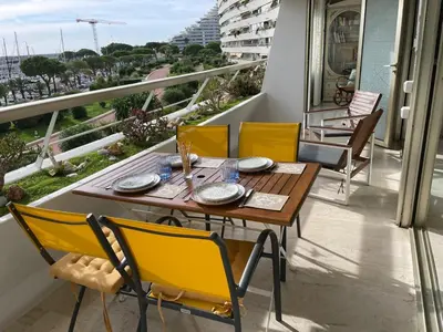 Balcon ou terrasse dans l'établissement Bel appartement Vue sur la Marina Classé 3 étoiles