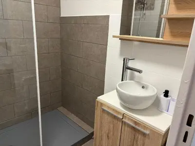 Salle de bains dans l'établissement Centre Golfe Juan Plage et transports à pied, 5 min Cannes