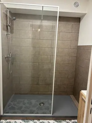 Salle de bains dans l'établissement Centre Golfe Juan Plage et transports à pied, 5 min Cannes