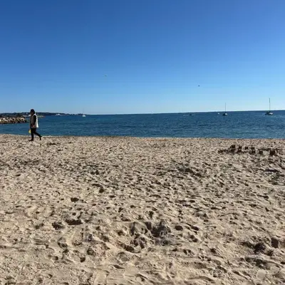 Centre Golfe Juan Plage et transports à pied