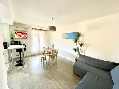 Télévision ou salle de divertissement dans l'établissement Le Coeur de Golfe Juan - aircon - 9 min to sea
