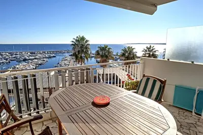 Balcon ou terrasse dans l'établissement Henri Camille Agency - Le Cap - 2 bedrooms Apt sea view