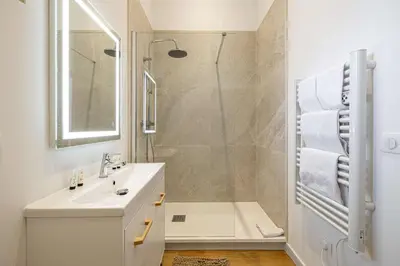 Salle de bains dans l'établissement LE COSY un havre de paix près de la Croisette